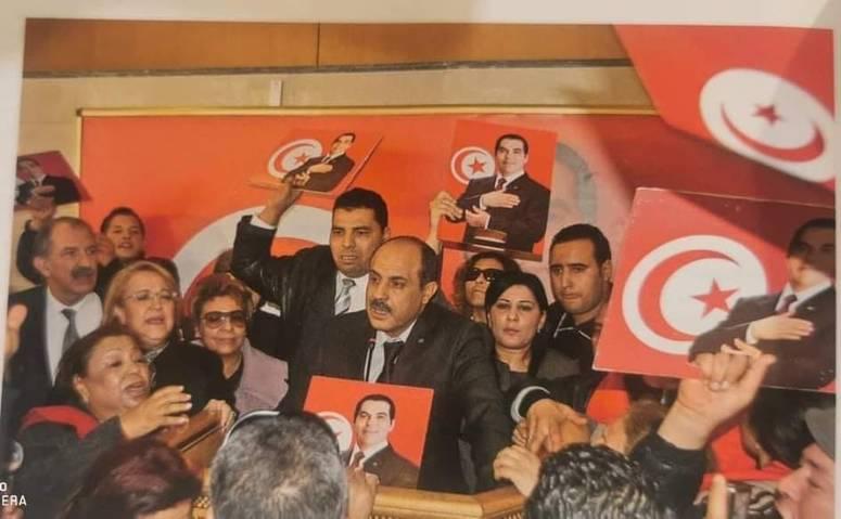 صورة اليوم في ذكرى الثورة: زعيمة حزب الدستور يحيط بها المناضلون ويرفعون صورة المجاهد الأكبر الحبيب بورقيبة صورة اليوم في ذكرى الثورة: زعيمة حزب الدستور يحيط بها المناضلون ويرفعون صورة المجاهد الأكبر الحبيب بورقيبة