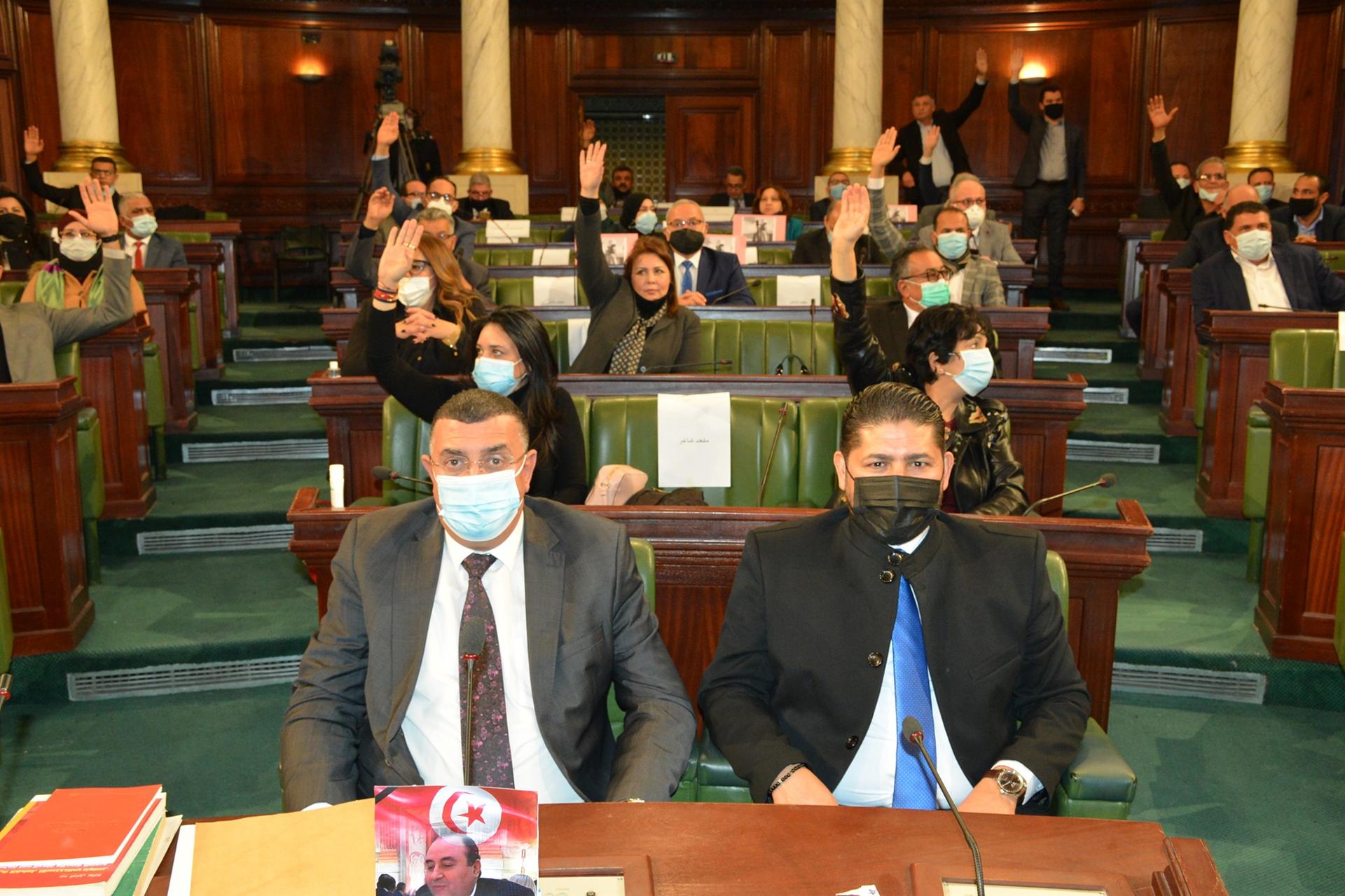 الكتلة الديمقراطية تستنكر بشدة عسكرة محيط البرلمان وتدعو المشيشي لرفع الحصار عنه الكتلة الديمقراطية تستنكر بشدة عسكرة محيط البرلمان وتدعو المشيشي لرفع الحصار عنه