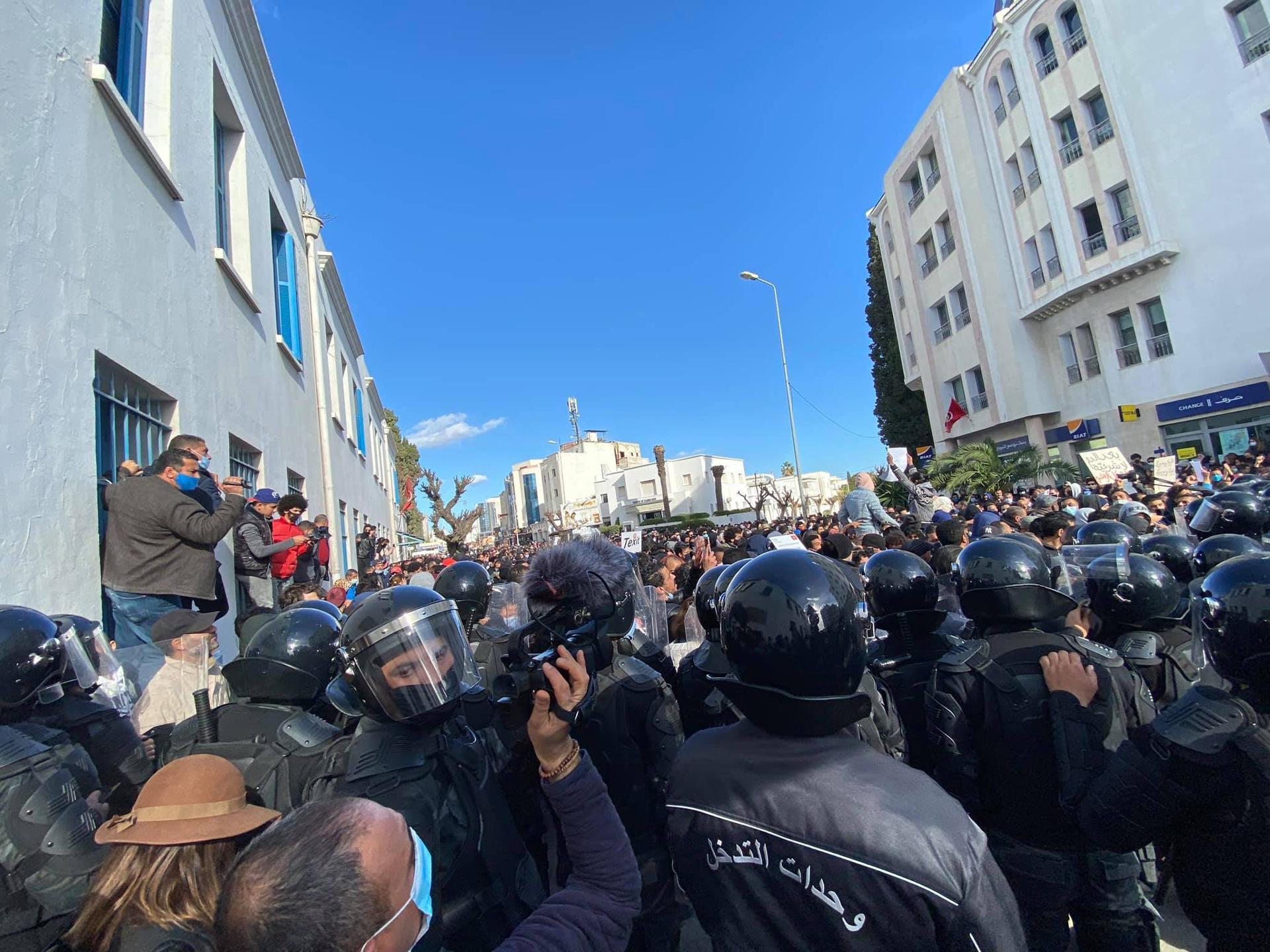 نواب المعارضة يُطالبون برفع الجلسة العامة بسبب الحصار الأمني المُشدّد نواب المعارضة يُطالبون برفع الجلسة العامة بسبب الحصار الأمني المُشدّد