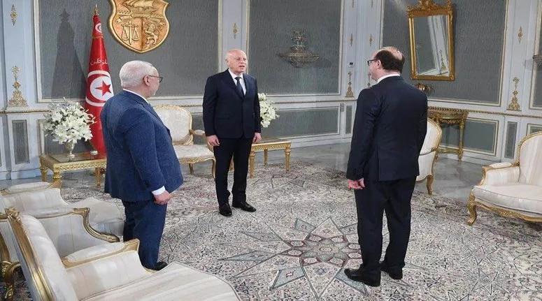 حزب الحراك يعبّر عن قلقه من العلاقة المتوتّرة بين رئاسة الجمهورية ورئاسة الحكومة وحزامها البرلماني حزب الحراك يعبّر عن قلقه من العلاقة المتوتّرة بين رئاسة الجمهورية ورئاسة الحكومة وحزامها البرلماني