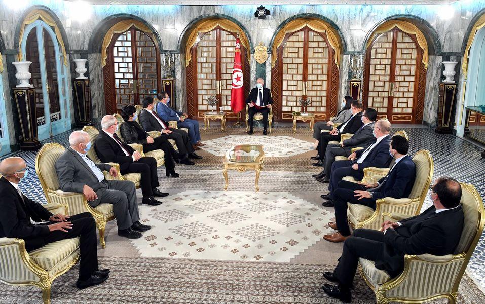 سعيّد: حلّ الأزمة يكون باحترام الدستور لا بالتأويلات أو الفتاوى ولا بالبحث عن مخرج قانوني مُستحيل سعيّد: حلّ الأزمة يكون باحترام الدستور لا بالتأويلات أو الفتاوى ولا بالبحث عن مخرج قانوني مُستحيل