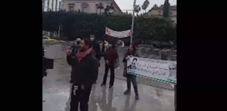 وقفة احتجاجية لأعضاء حملة مناهضة التطبيع أمام مقر تابع للسفارة الفرنسية بتونس وقفة احتجاجية لأعضاء حملة مناهضة التطبيع أمام مقر تابع للسفارة الفرنسية بتونس