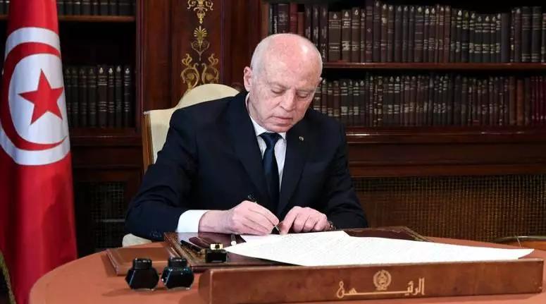 رئيس الجمهورية يستقبل عميد الهيئة الوطنية للمحامين رئيس الجمهورية يستقبل عميد الهيئة الوطنية للمحامين