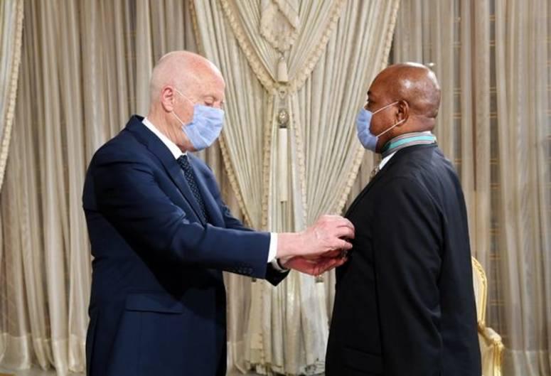 رئيس الجمهورية يقلد السفير الكامروني في تونس الصنف الأول من وسام الجمهورية رئيس الجمهورية يقلد السفير الكامروني في تونس الصنف الأول من وسام الجمهورية