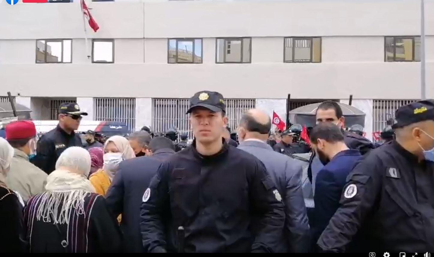 الداخلية تُقدّم روايتها عن فضّ اعتصام كتلة الدستوري الحرّ أمام فرع اتحاد العلماء المسلمين الداخلية تُقدّم روايتها عن فضّ اعتصام كتلة الدستوري الحرّ أمام فرع اتحاد العلماء المسلمين