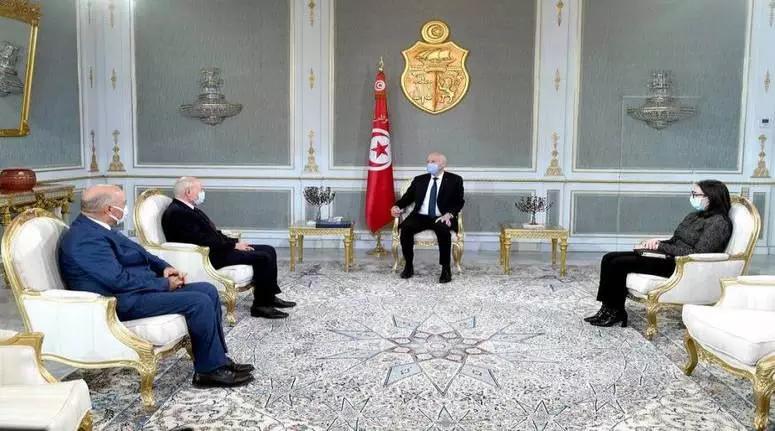 رئيس الجمهورية يدعو الي معالجة ملف القنوات التلفزية غير القانونية ومكافحة الفساد في القطاع رئيس الجمهورية يدعو الي معالجة ملف القنوات التلفزية غير القانونية ومكافحة الفساد في القطاع