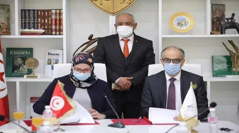 إمضاء اتفاقية شراكة بين البريد التونسي ووزارة الشؤون الثقافية إمضاء اتفاقية شراكة بين البريد التونسي ووزارة الشؤون الثقافية