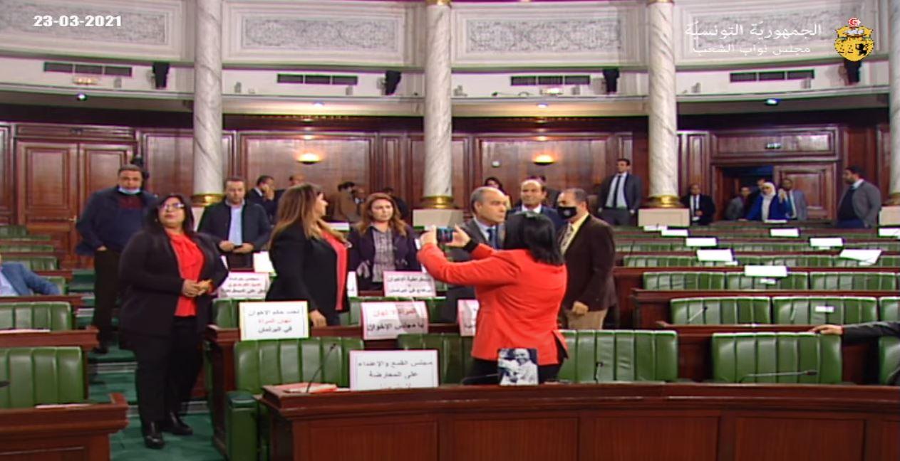 البرلمان: كاتب عام النقابة يتسبّب في فوضى وفي رفع الجلسة العامّة البرلمان: كاتب عام النقابة يتسبّب في فوضى وفي رفع الجلسة العامّة