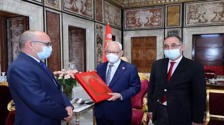 بوزاخر يسلّم الغنوشي التقرير السنوي الثاني 2018-2019 للمجلس الأعلى للقضاء بوزاخر يسلّم الغنوشي التقرير السنوي الثاني 2018-2019 للمجلس الأعلى للقضاء