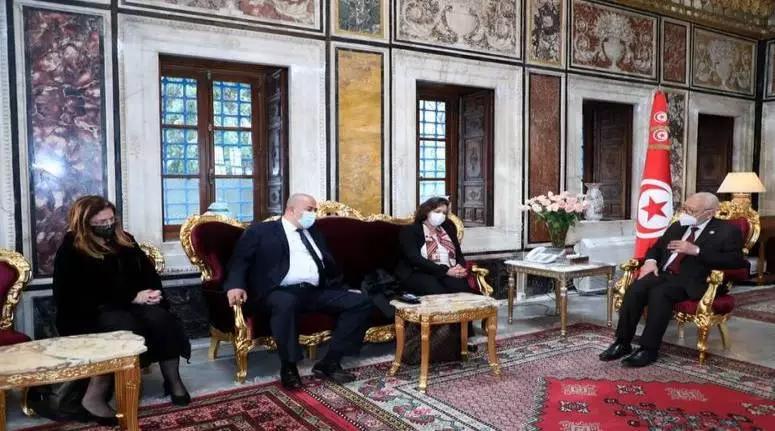 الغنوشي يستقبل وفدا من الغرفة التجارية التونسية الأمريكية الغنوشي يستقبل وفدا من الغرفة التجارية التونسية الأمريكية