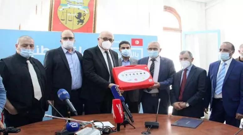 وزارة الصحة تتسلم هبة من جمعيات التونسيين بالخارج لمجابهة جائحة كوفيد-19 وزارة الصحة تتسلم هبة من جمعيات التونسيين بالخارج لمجابهة جائحة كوفيد-19
