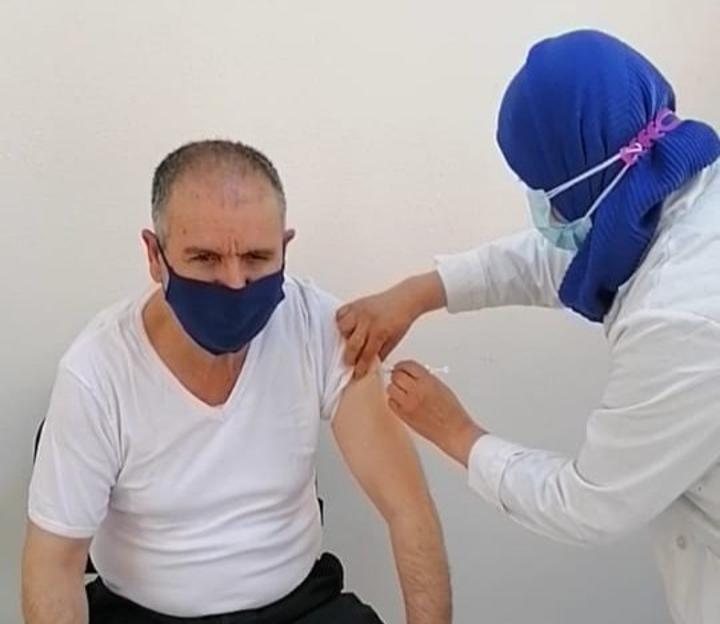 الطبوبي يتلقّى جرعة من لقاح كورونا الطبوبي يتلقّى جرعة من لقاح كورونا