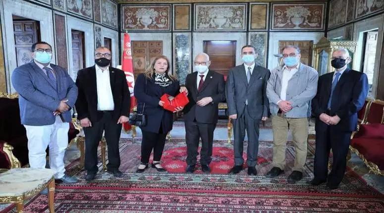 الغنوشي يكرّم ممثلين عن التلفزة التونسية في اليوم العالمي لحرية الصحافة الغنوشي يكرّم ممثلين عن التلفزة التونسية في اليوم العالمي لحرية الصحافة