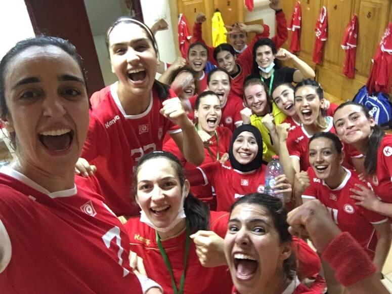 بطولة افريقيا للسيدات لكرة اليد - المنتخب التونسي المتاهل الى ربع النهائي يحقق فوزه الثالث ويتصدر مجموعته بطولة افريقيا للسيدات لكرة اليد - المنتخب التونسي المتاهل الى ربع النهائي يحقق فوزه الثالث ويتصدر مجموعته