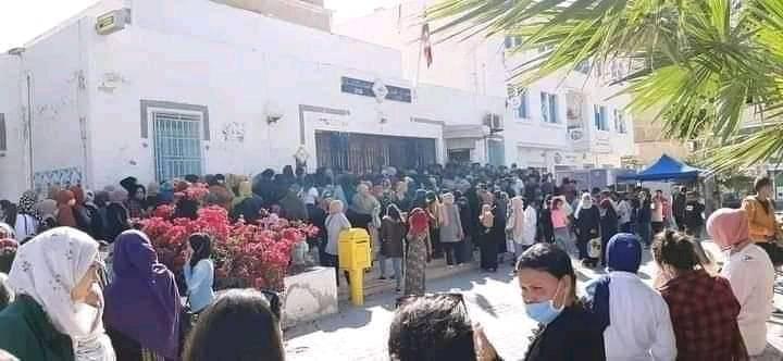 حالة التدافع امام مكتب بريد القيروان جرت قبل فتح المكتب بفعل توافد المواطنين لاستلام المساعدات المالية حالة التدافع امام مكتب بريد القيروان جرت قبل فتح المكتب بفعل توافد المواطنين لاستلام المساعدات المالية