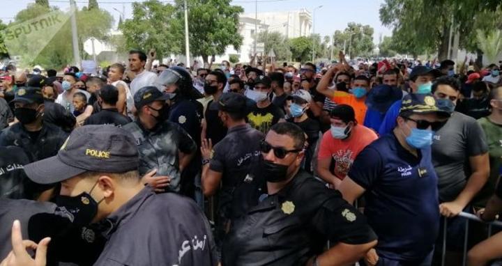 تونس... رئيس كتلة ائتلاف الكرامة يمثل أمام المحكمة العسكرية تونس... رئيس كتلة ائتلاف الكرامة يمثل أمام المحكمة العسكرية