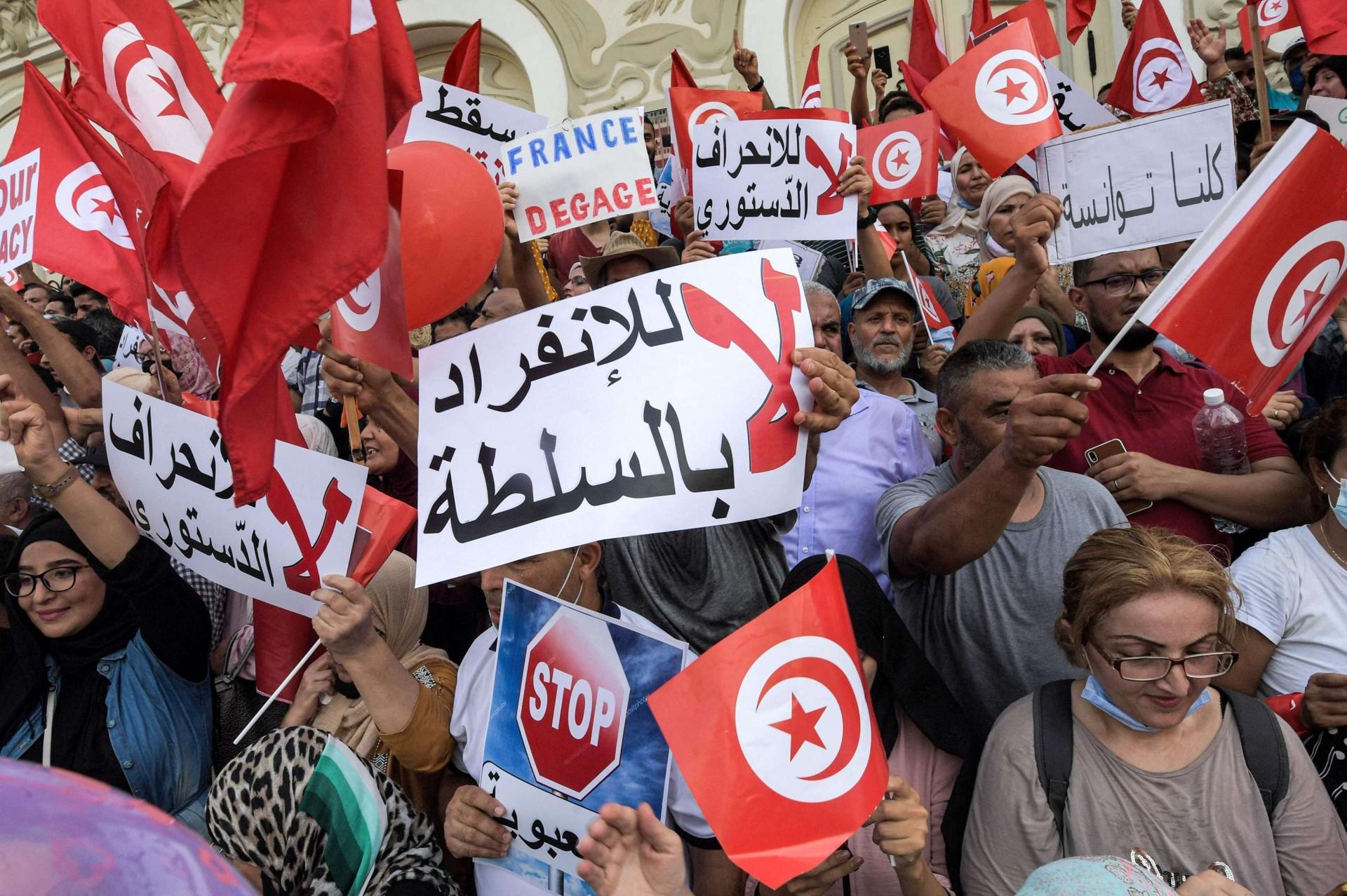 تصاعد الأصوات المطالبة بإنهاء “الانقلاب”.. هل وصلت رسائل “المتظاهرين المخمورين” للرئيس التونسي؟- (فيديو) تصاعد الأصوات المطالبة بإنهاء “الانقلاب”.. هل وصلت رسائل “المتظاهرين المخمورين” للرئيس التونسي؟- (فيديو)