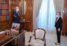 تعيين أول رئيسة حكومة في تاريخ تونس بين انتصار للمرأة وتجميل للانقلاب.. هكذا تفاعل التونسيون مع تكليف نجلاء بودن برئاسة الحكومة