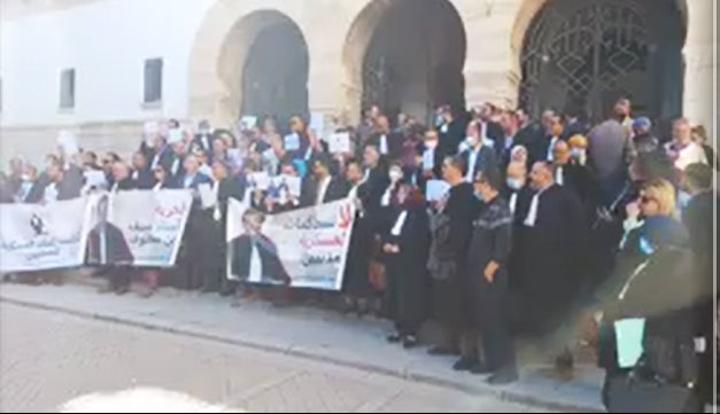 المحامون يحتجون تضامنا مع سيف الدين مخلوف ويحمّلون رئيس الجمهورية مسؤولية سلامته الجسدية المحامون يحتجون تضامنا مع سيف الدين مخلوف ويحمّلون رئيس الجمهورية مسؤولية سلامته الجسدية