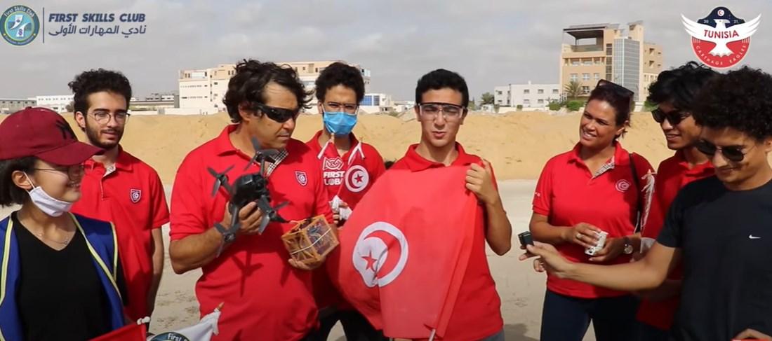 تلامذة ينجحون في تصنيع قمر صناعي صغير واطلاقه على ارتفاع 260 مترا فوق سطح الأرض تلامذة ينجحون في تصنيع قمر صناعي صغير واطلاقه على ارتفاع 260 مترا فوق سطح الأرض