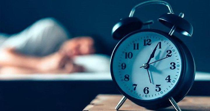 النوم لفترات طويلة قد يرتبط بالتدهورالمعرفي