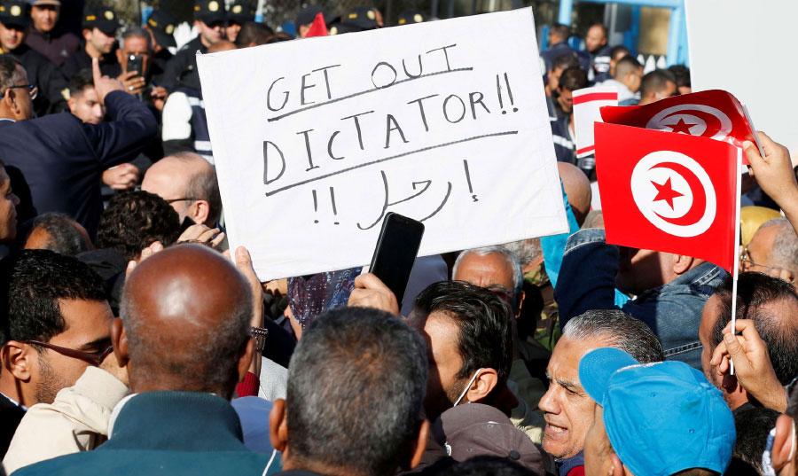 التونسيون يتظاهرون لـ«إعادة الشرعية»… واتحاد الشغل يؤكد دعمه للرئيس ورفضه عودة البرلمان للعمل التونسيون يتظاهرون لـ«إعادة الشرعية»… واتحاد الشغل يؤكد دعمه للرئيس ورفضه عودة البرلمان للعمل