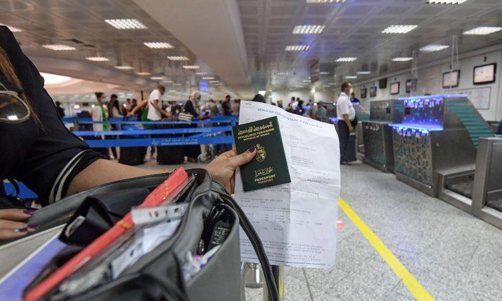 التحقيق مع عشرات المسؤولين التونسيين بتهمة “منح جوازات سفر لإرهابيين”