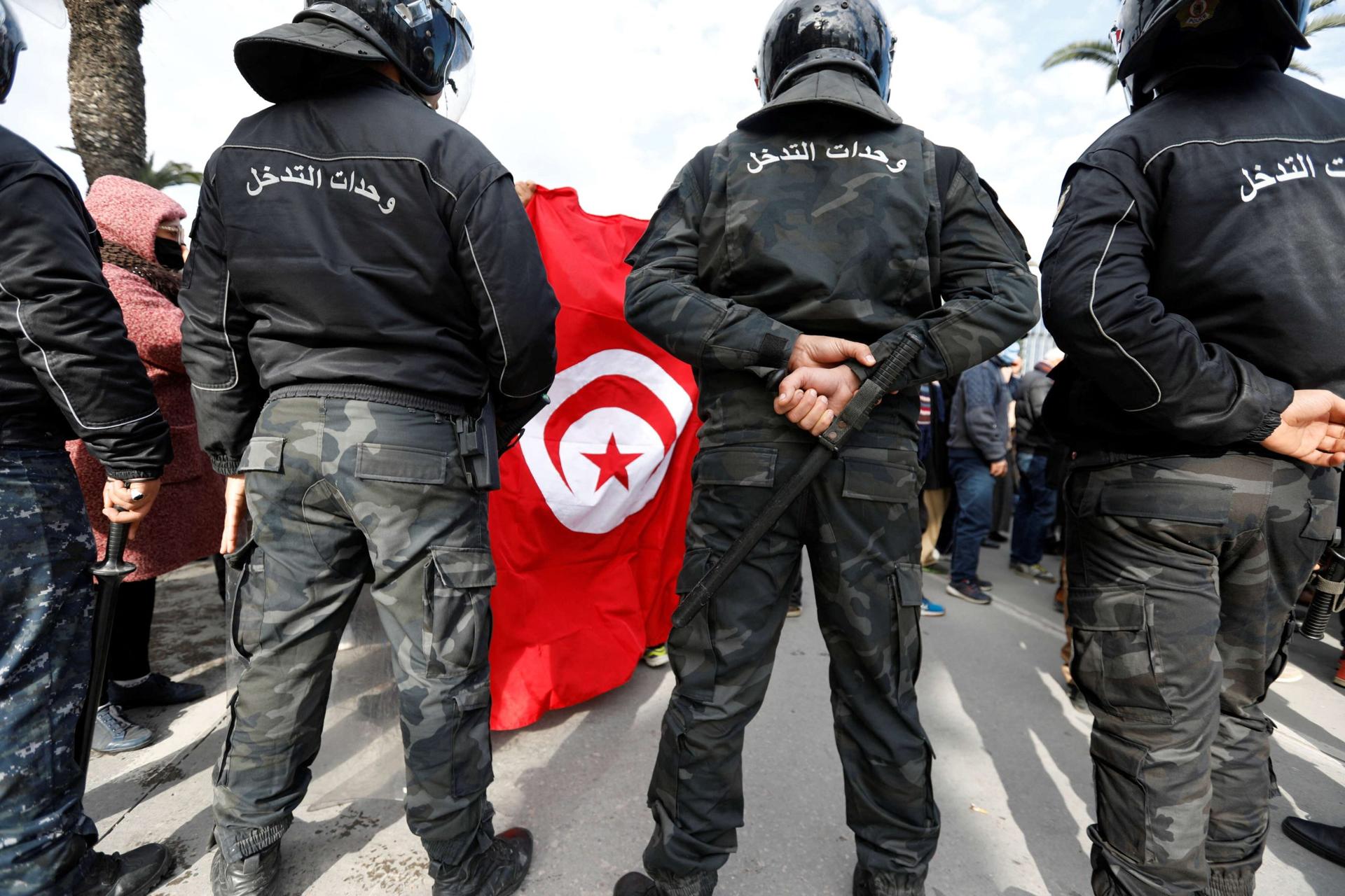 الأمن التونسي يفرق مئات المتظاهرين الرافضين لإجراءات سعيّد- (صور وفيديوهات)