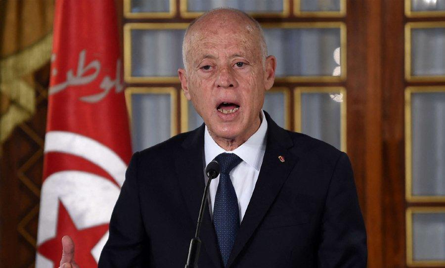 الرئيس التونسي يروّج لدستوره الجديد في «خطاب تهنئة متأخر» يثير جدلاً سياسياً واسعاً الرئيس التونسي يروّج لدستوره الجديد في «خطاب تهنئة متأخر» يثير جدلاً سياسياً واسعاً