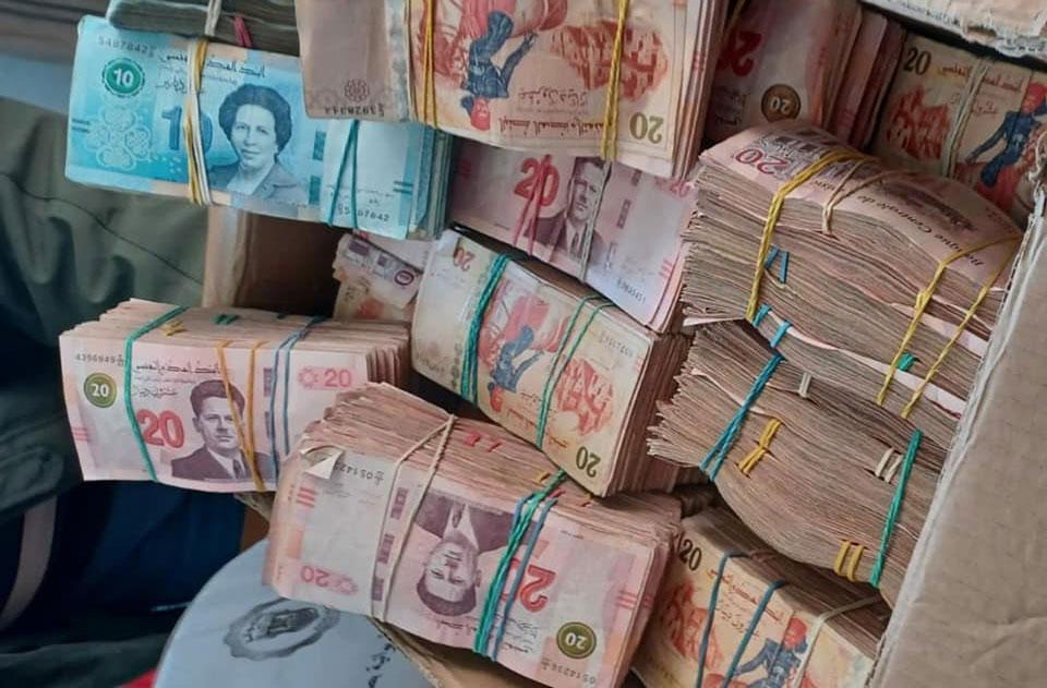 الحرس الديواني بصفاقس يحجز مبلغ 240 ألف دينار مهرّب و474 عبوة سوائل منكّهة للسجائر مجهولة المصدر الحرس الديواني بصفاقس يحجز مبلغ 240 ألف دينار مهرّب و474 عبوة سوائل منكّهة للسجائر مجهولة المصدر