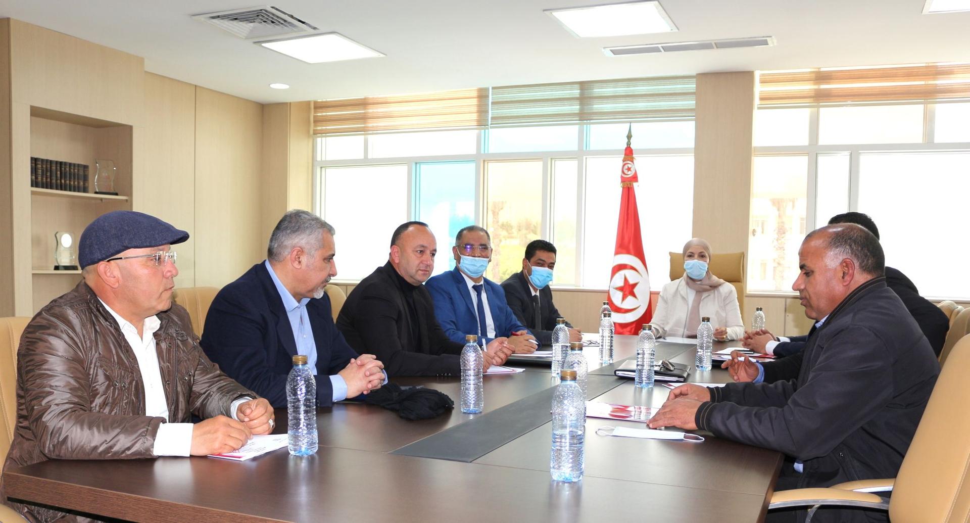 وزيرة العدل تشرف على جلسة عمل مع وفد عن النقابة الوطنية لقوات الأمن الداخلي وزيرة العدل تشرف على جلسة عمل مع وفد عن النقابة الوطنية لقوات الأمن الداخلي