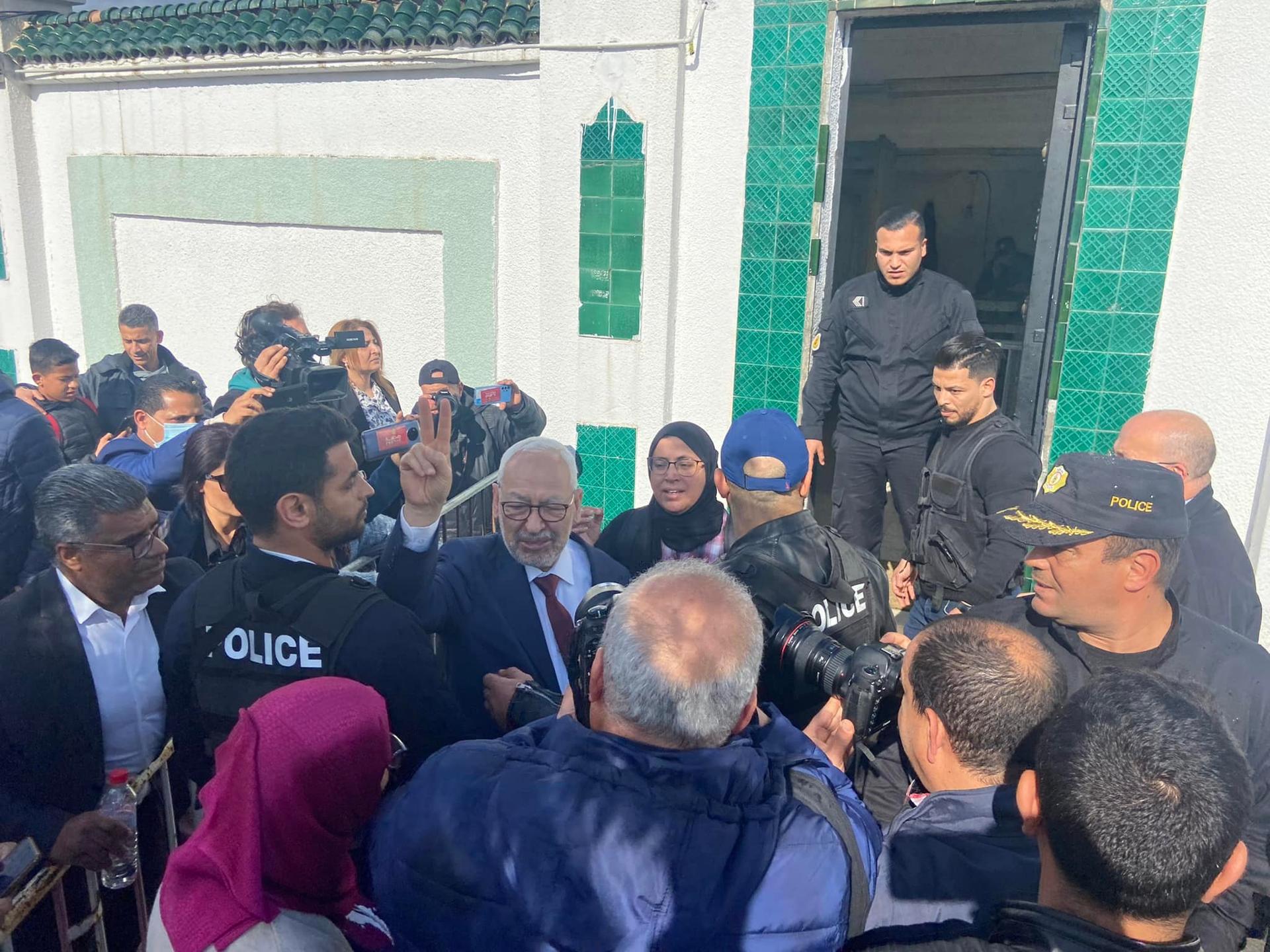 منهم الغنوشي: تأجيل موعد الاستماع للنواب المتهمين بـ”التآمر على أمن الدولة” منهم الغنوشي: تأجيل موعد الاستماع للنواب المتهمين بـ”التآمر على أمن الدولة”