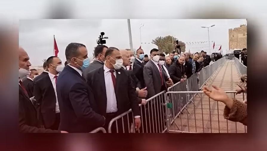 في المنستير: أنصار قيس سعيد يرفعون شعار يا غنوشي يا سفاح ومراسل صبرة أف أم يسأل الرئيس في المنستير: أنصار قيس سعيد يرفعون شعار يا غنوشي يا سفاح ومراسل صبرة أف أم يسأل الرئيس