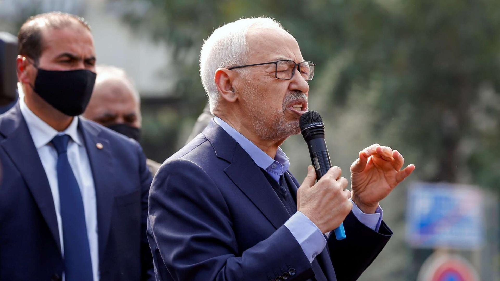 الغنوشي يتهم الرئيس التونسي بفرض مشروع يشبه نظام حكم القذافي في ليبيا الغنوشي يتهم الرئيس التونسي بفرض مشروع يشبه نظام حكم القذافي في ليبيا