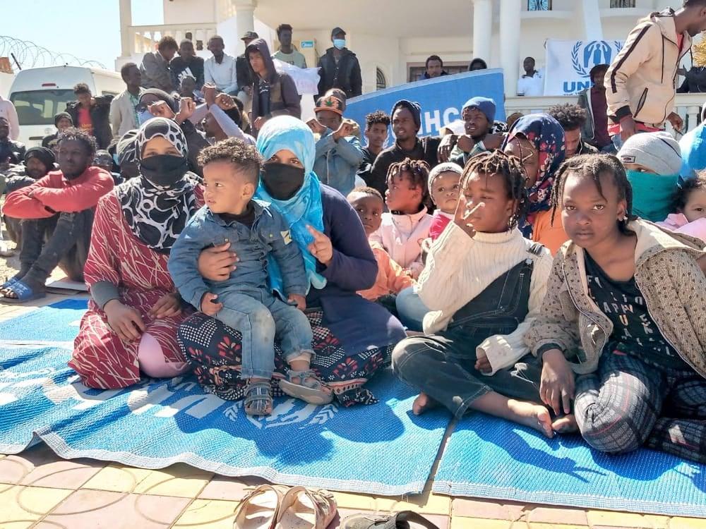 أكثر من 200 لاجئ ينفذون وقفة احتجاجية للمطالبة بإعادة توطينهم أو بتوفير الحماية القصوى لهم أكثر من 200 لاجئ ينفذون وقفة احتجاجية للمطالبة بإعادة توطينهم أو بتوفير الحماية القصوى لهم