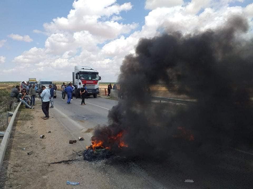 صفاقس: الفلاحون يجدّدون احتجاجهم على الزيادة في أسعار الأعلاف ويطالبون رئيس الجمهورية بالتدخّل للرجوع عنها صفاقس: الفلاحون يجدّدون احتجاجهم على الزيادة في أسعار الأعلاف ويطالبون رئيس الجمهورية بالتدخّل للرجوع عنها