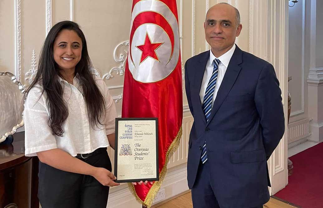 سفير تونس ببريطانيا يستقبل الملازم الأول خولة الميهوبي المتوجة بجائزة أفضل طالب دولي متخرج سفير تونس ببريطانيا يستقبل الملازم الأول خولة الميهوبي المتوجة بجائزة أفضل طالب دولي متخرج
