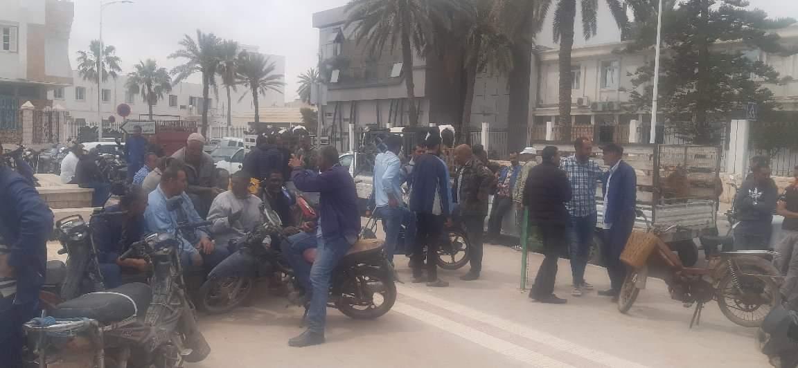 قابس: وقفة احتجاجية لمربي الماشية على خلفية الزيادة المسجلة في اسعار الاعلاف المركبة قابس: وقفة احتجاجية لمربي الماشية على خلفية الزيادة المسجلة في اسعار الاعلاف المركبة