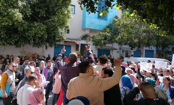 الاعوان امتعاقدون والوقتيون المنتسبون للتعليم الاساسي ينفذون تحركا وطنيا وسط اختراق لبعض الحواجز الحديدية وتدافع مع الامنيين الاعوان امتعاقدون والوقتيون المنتسبون للتعليم الاساسي ينفذون تحركا وطنيا وسط اختراق لبعض الحواجز الحديدية وتدافع مع الامنيين
