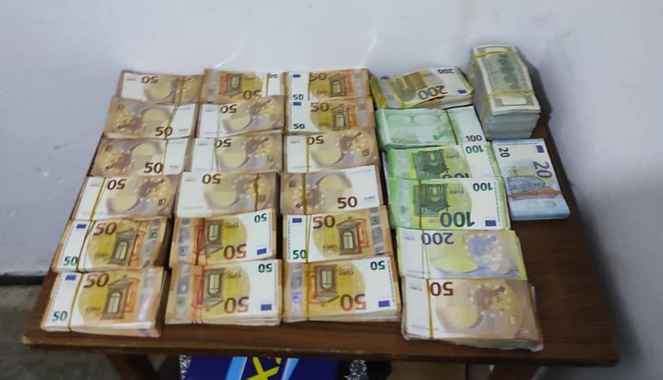 احباط محاولة تهريب مبلغ من العملة الأجنبية بحوالي 685ألف دينار احباط محاولة تهريب مبلغ من العملة الأجنبية بحوالي 685ألف دينار