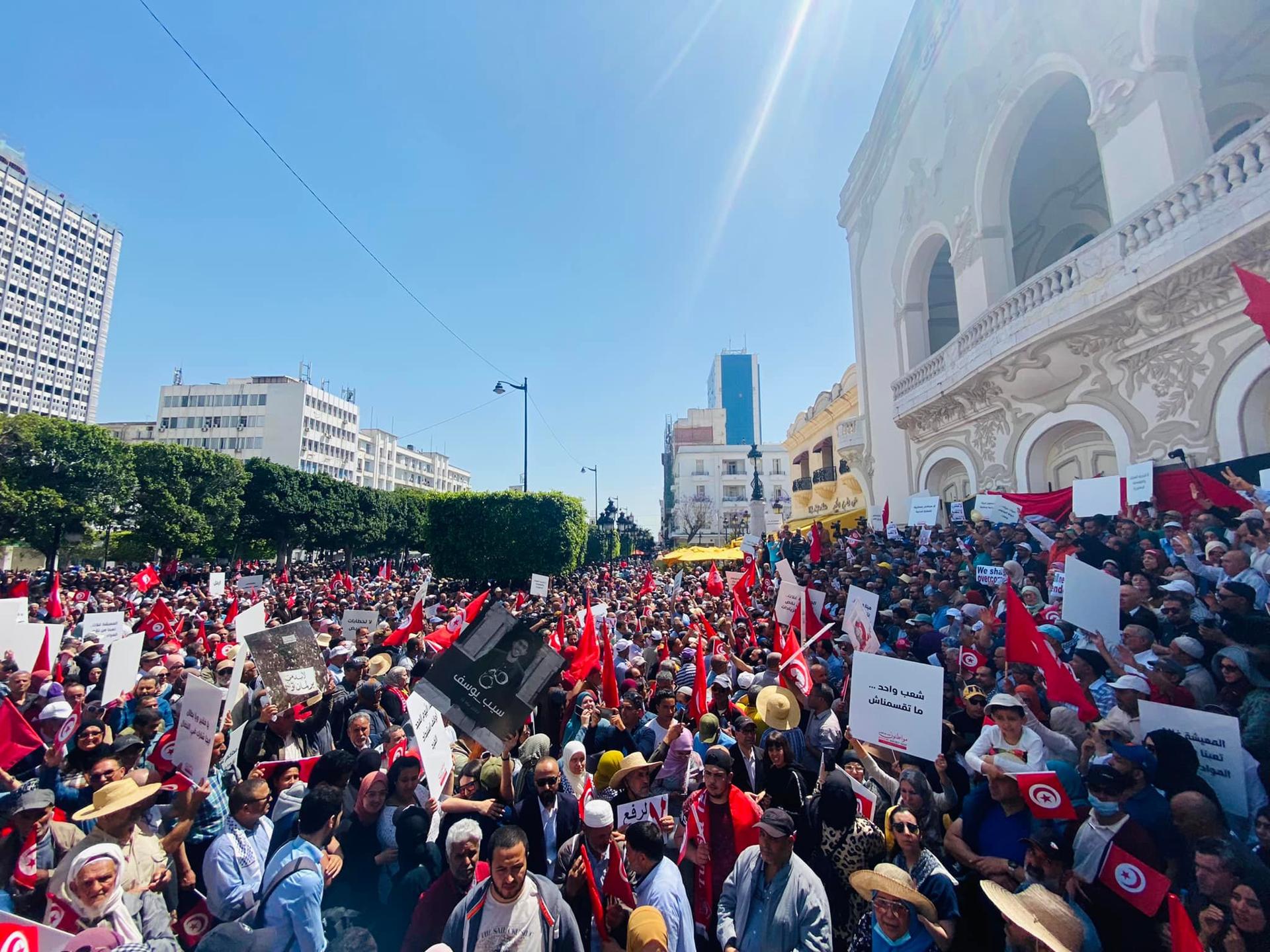 دعا إليها حراك”مواطنون ضد الانقلاب”: وقفة احتجاجية مناهضة لسعيّد أمام المسرح البلدي دعا إليها حراك”مواطنون ضد الانقلاب”: وقفة احتجاجية مناهضة لسعيّد أمام المسرح البلدي