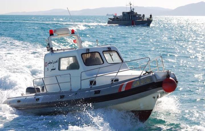 انتشال ثلاث جثث لمهاجرين غير نظاميين وإنقاذ 44 آخرين من الغرق (الناطق باسم الحرس) انتشال ثلاث جثث لمهاجرين غير نظاميين وإنقاذ 44 آخرين من الغرق (الناطق باسم الحرس)
