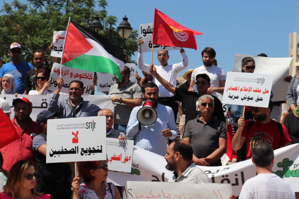 نقيب الصحفيين في الوقفة الاحتجاجية: وضع الاعلام المصادر سيء جدا منذ 11 سنة وازداد سوءا في الآونة الأخيرة نقيب الصحفيين في الوقفة الاحتجاجية: وضع الاعلام المصادر سيء جدا منذ 11 سنة وازداد سوءا في الآونة الأخيرة