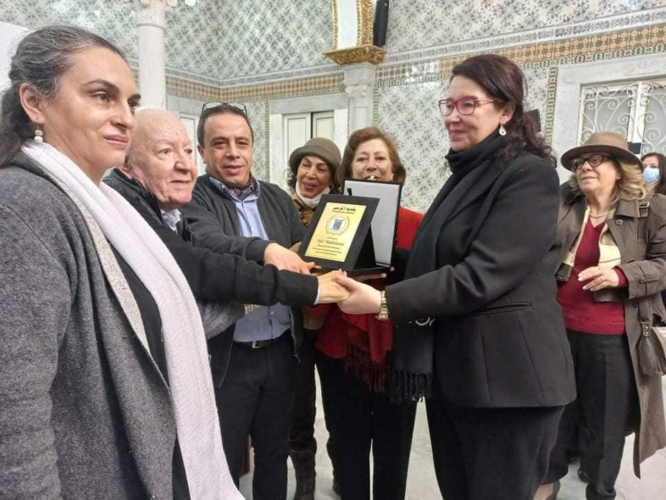 الفنان التشكيلي والخطاط التونسي نجا المهداوي يهدي مجموعة من الكتب والموسوعات للمتحف الوطني للفن الحديث والمعاصر الفنان التشكيلي والخطاط التونسي نجا المهداوي يهدي مجموعة من الكتب والموسوعات للمتحف الوطني للفن الحديث والمعاصر