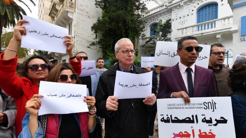 صحفيون يحتجون للمطالبة بتسوية1 أوضاع المؤسسات المصادرة صحفيون يحتجون للمطالبة بتسوية1 أوضاع المؤسسات المصادرة