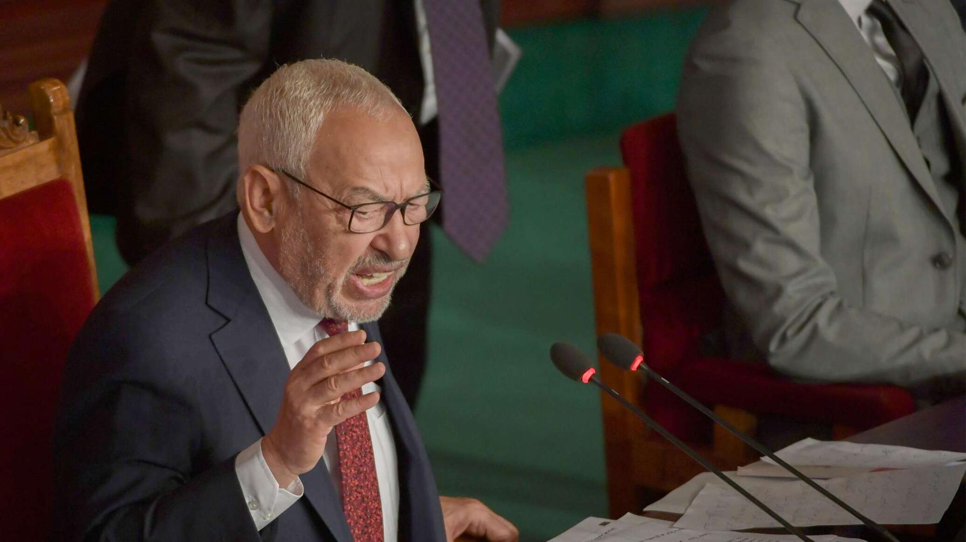 الغنوشي: المؤسسة العسكرية لن تستمر في السمع والطاعة للأوامرالعليا إذا رأت اتجاها غالبا للشعب...فيديو الغنوشي: المؤسسة العسكرية لن تستمر في السمع والطاعة للأوامرالعليا إذا رأت اتجاها غالبا للشعب...فيديو