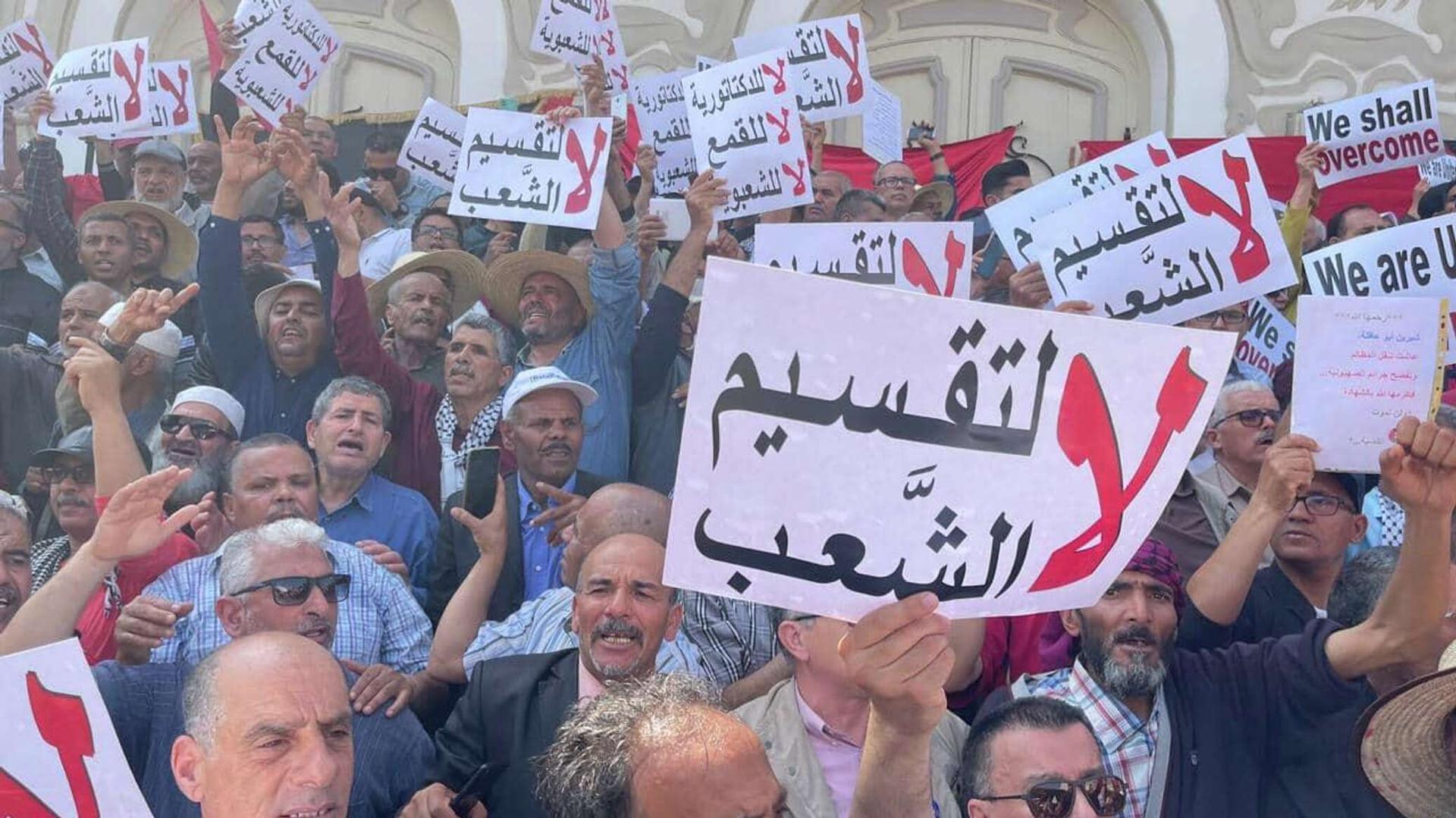معارضو الرئيس التونسي قيس سعيد يحتجون في شارع الحبيب بورقيبة... فيديو معارضو الرئيس التونسي قيس سعيد يحتجون في شارع الحبيب بورقيبة... فيديو