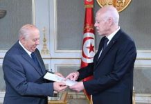 انتقادات مستمرة لـ”دستور قيس سعيد” في تونس: “صراع الهوية” ثم التطبيع انتقادات مستمرة لـ"دستور قيس سعيد" في تونس: "صراع الهوية" ثم التطبيع