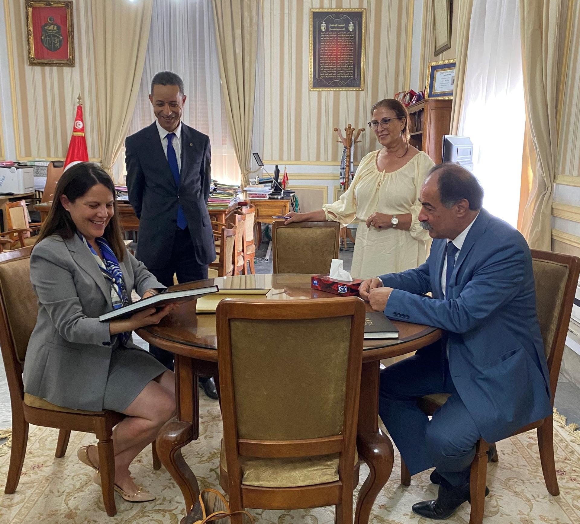 والي تونس يلتقي القائمة بالأعمال في السفارة الامريكية والي تونس يلتقي القائمة بالأعمال في السفارة الامريكية