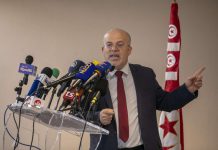 سمير ديلو لـ “أفريقيا برس”: الاستفتاء في طريقه للنجاح، لكن برأي قيس سعيد فقط سمير ديلو لـ “أفريقيا برس”: الاستفتاء في طريقه للنجاح، لكن برأي قيس سعيد فقط